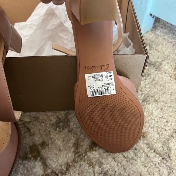 Woman's heels size  7 1/2 - Picture 3 of 3